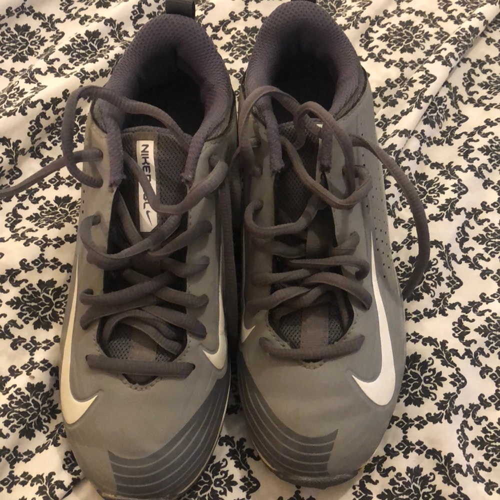 💜Nike cleats boy size 2 grey Used  grey and white